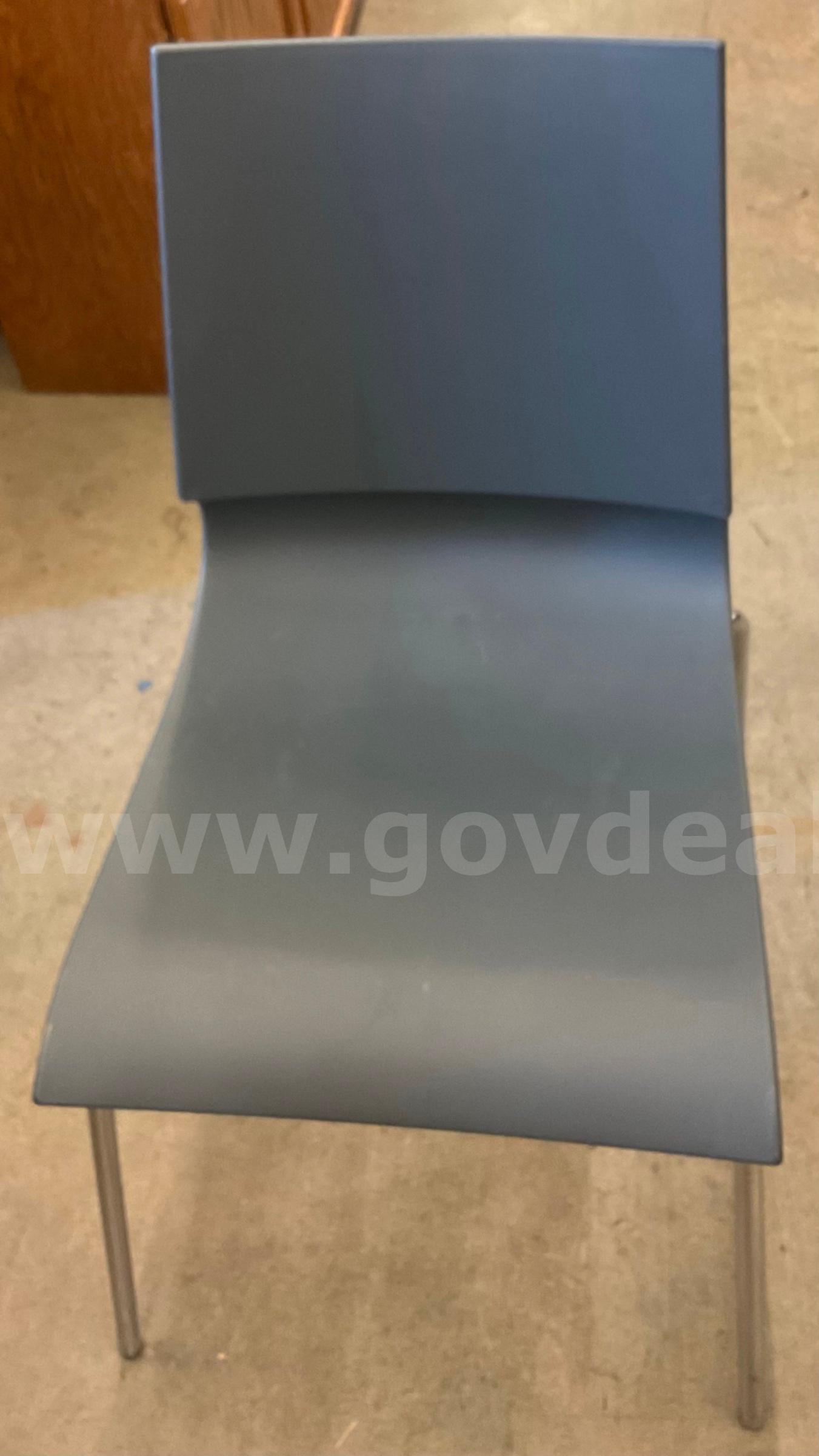 lot of 4 grey plastic chairs   Government Surplus Auction - Photo #5