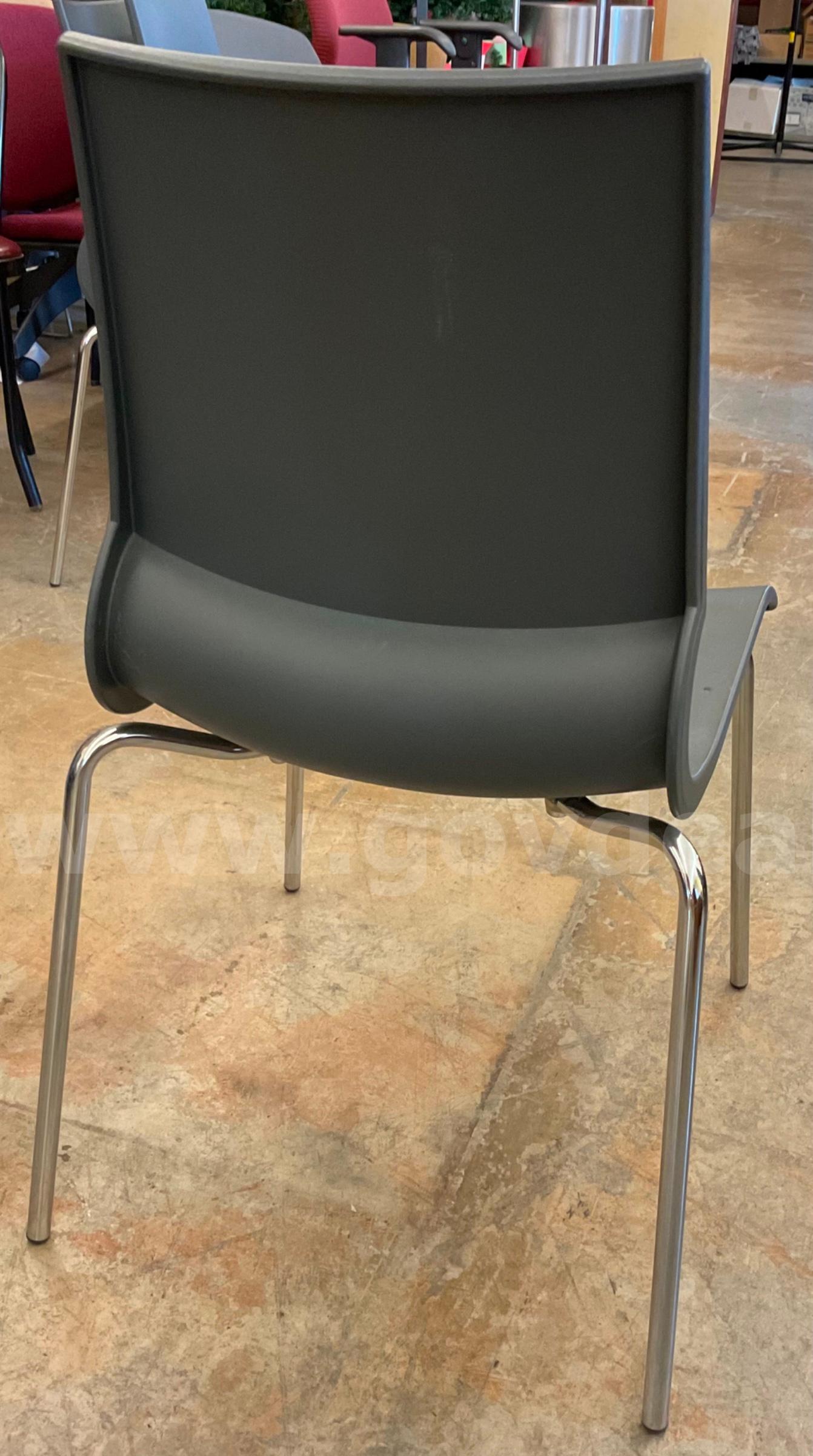 lot of 4 grey plastic chairs   Government Surplus Auction - Photo #6