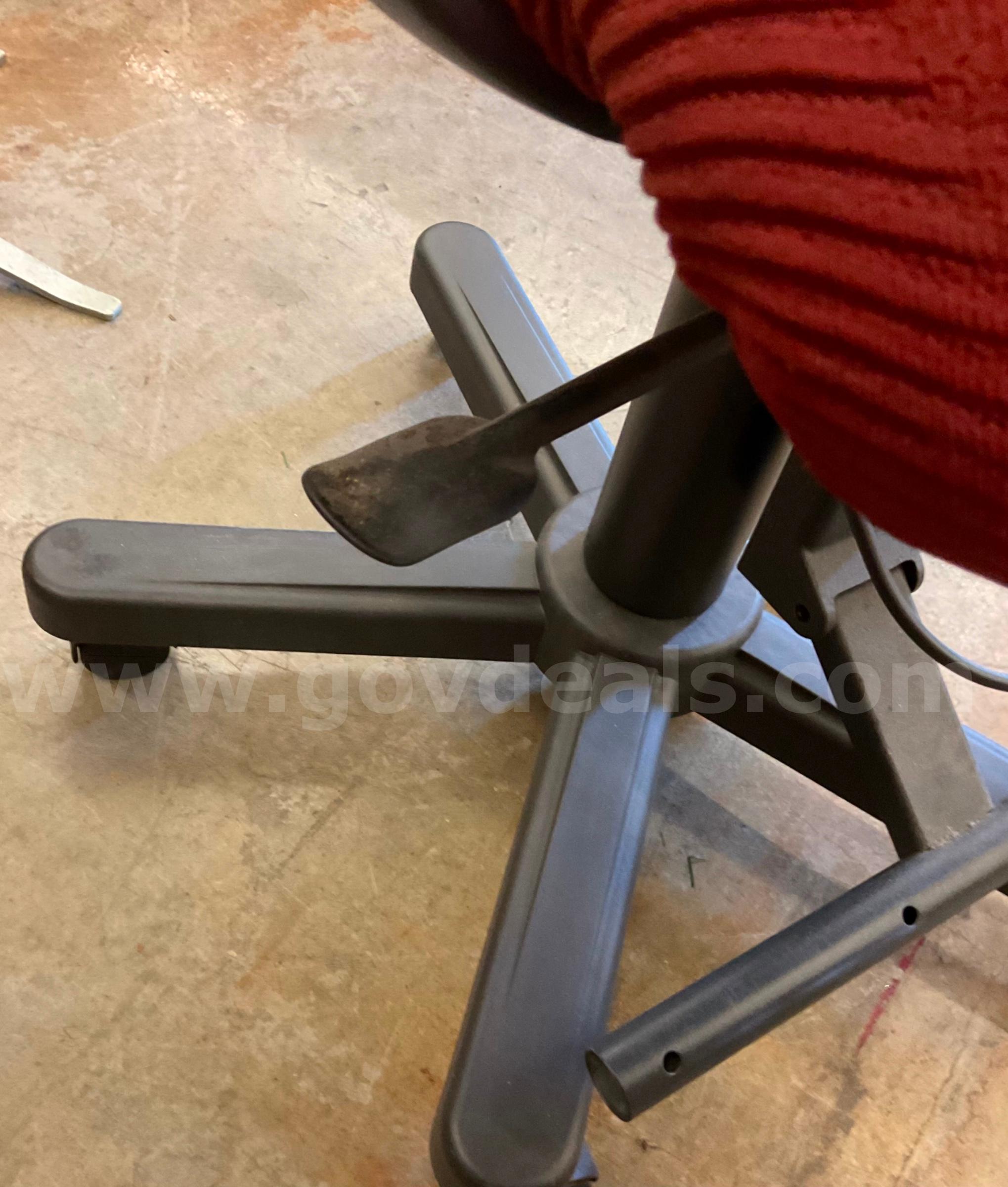 Red rolling chair   Government Surplus Auction - Photo #3