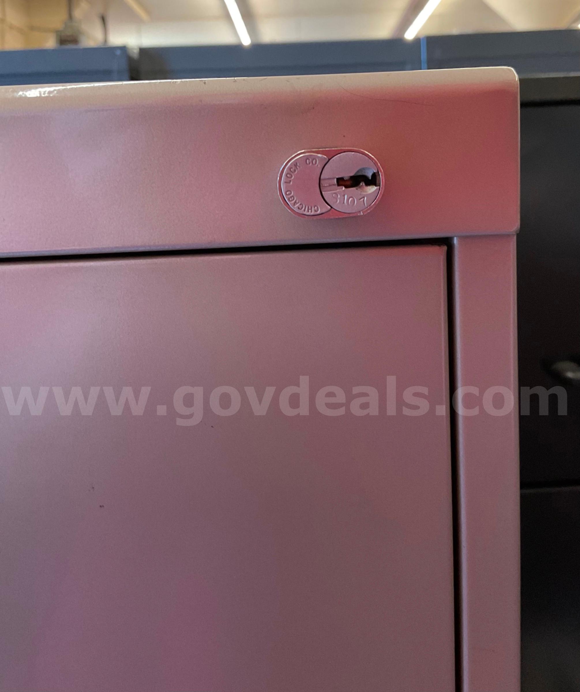 Tan 4 drawer steelcase filing cabinet Steelcase  Government Surplus Auction - Photo #4