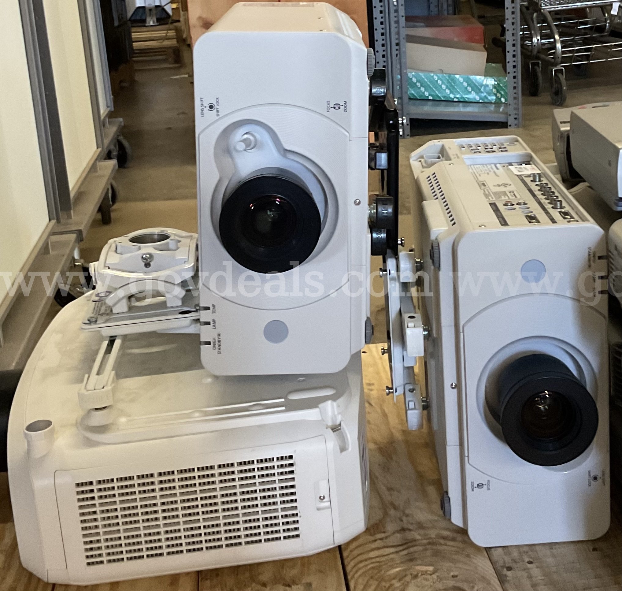 A lot of 3 Panasonic Projectors Panasonic Panasonic Government Surplus Auction - Photo #4