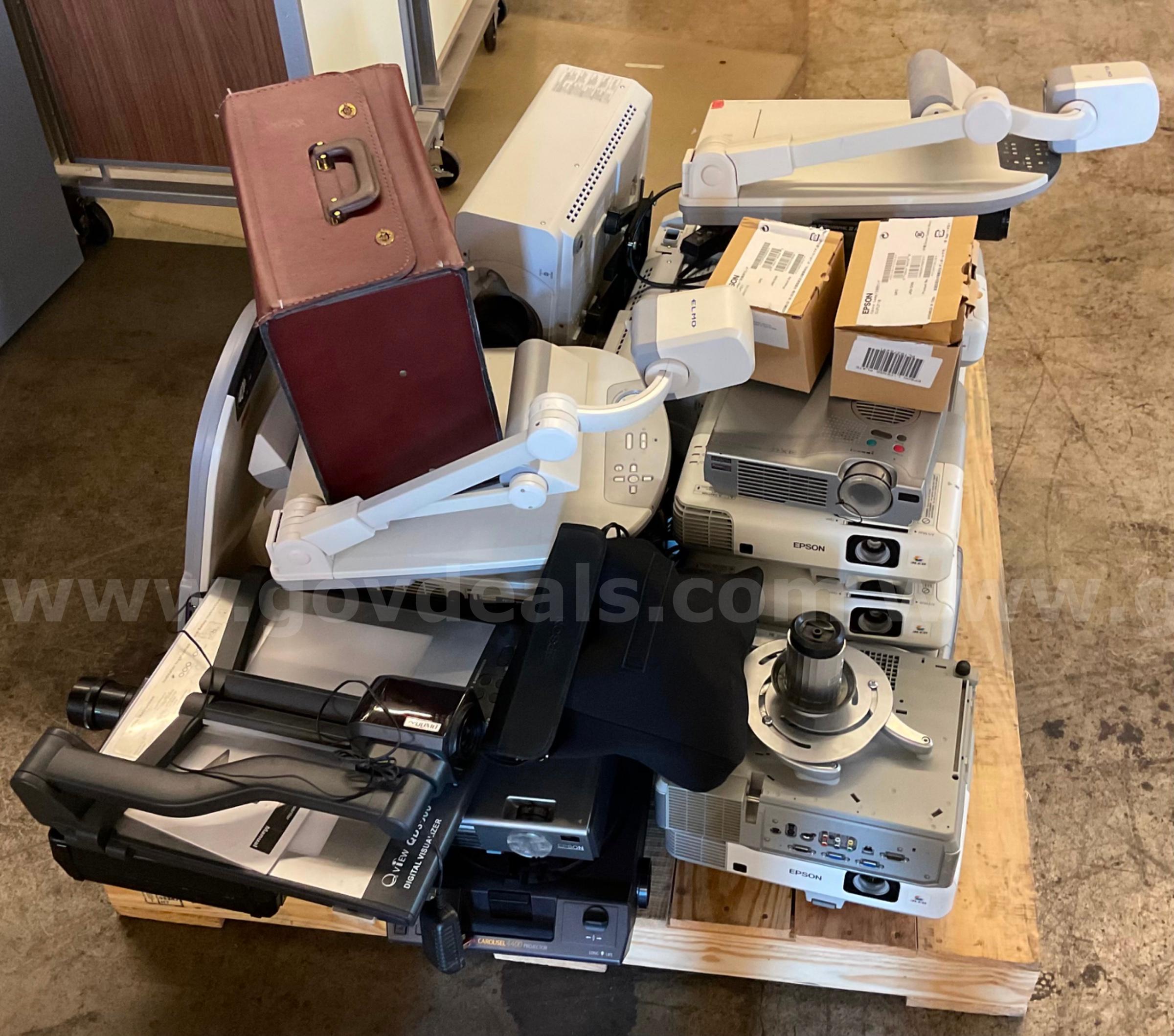 Lot of 28 projectors