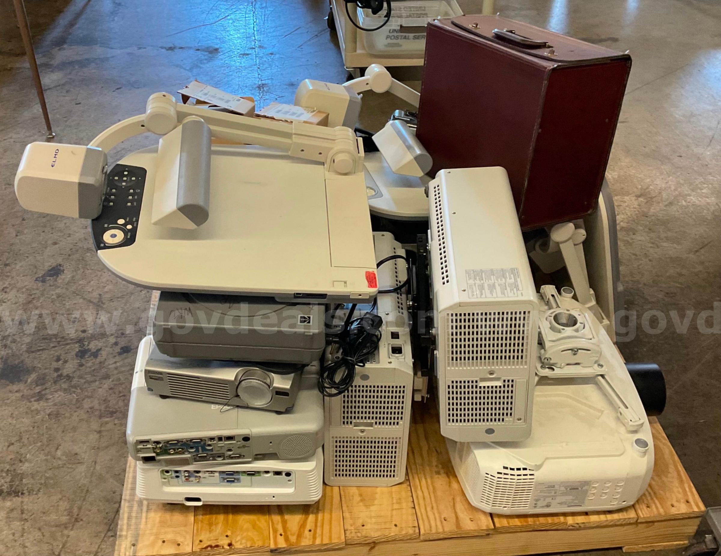 Lot of 28 projectors International DuraStar/WorkStar Government Surplus Auction - Photo #3
