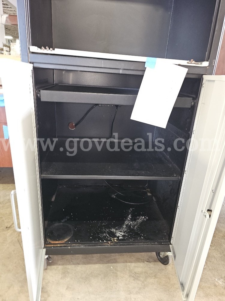 Rolling cabinet -- broken top door   Government Surplus Auction - Photo #4