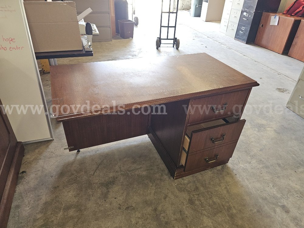 Large Desk with return 2   Government Surplus Auction - Photo #4
