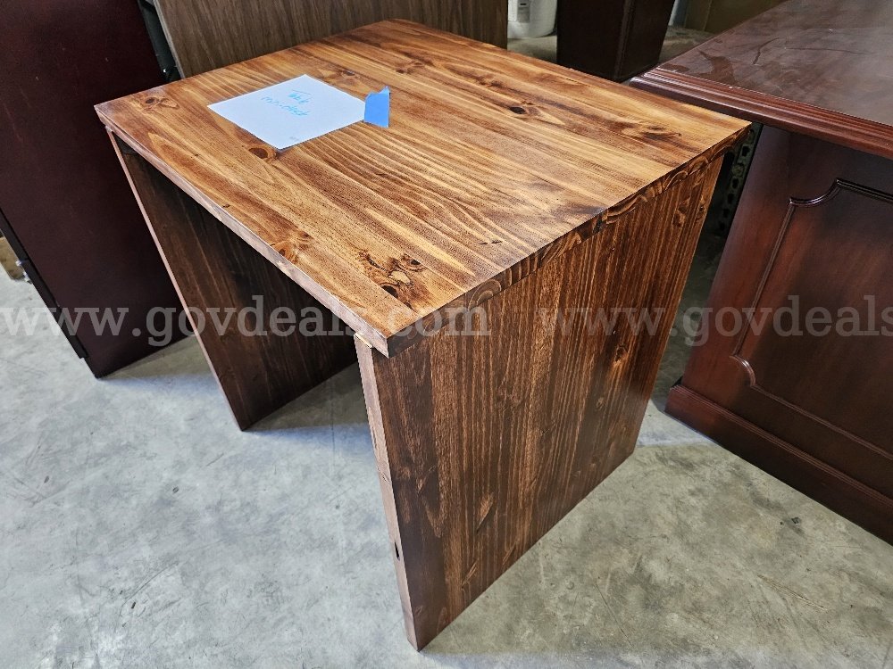 Small table   Government Surplus Auction - Photo #3