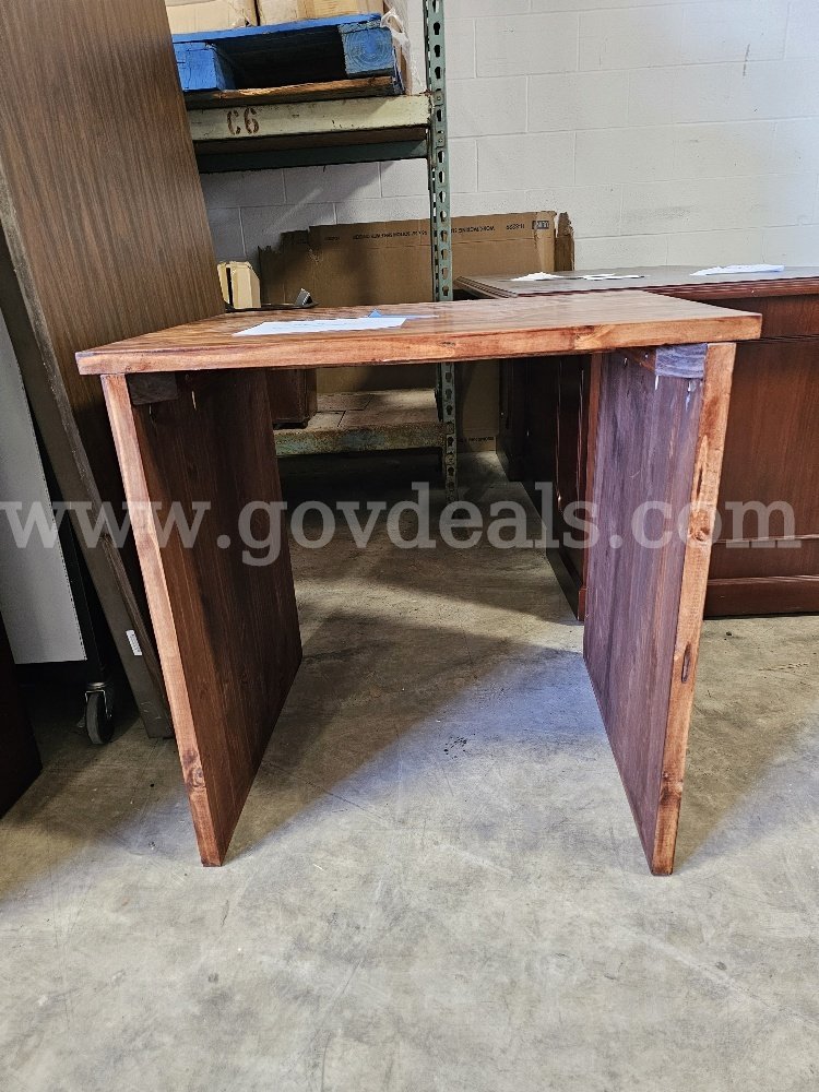Small table   Government Surplus Auction - Photo #4