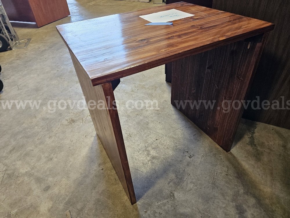 Small table   Government Surplus Auction - Photo #6