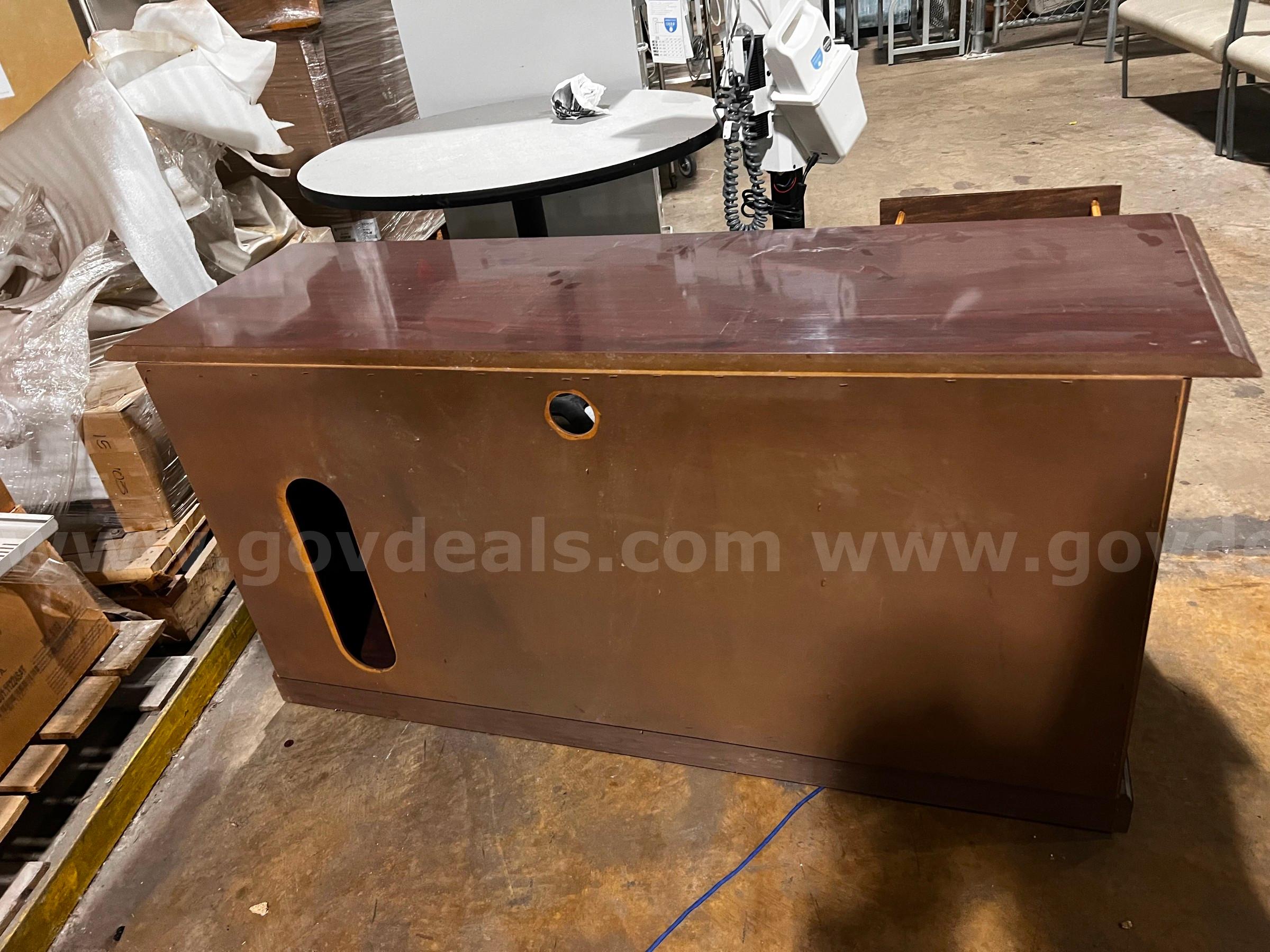 Desk with Matching Side Table   Government Surplus Auction - Photo #2
