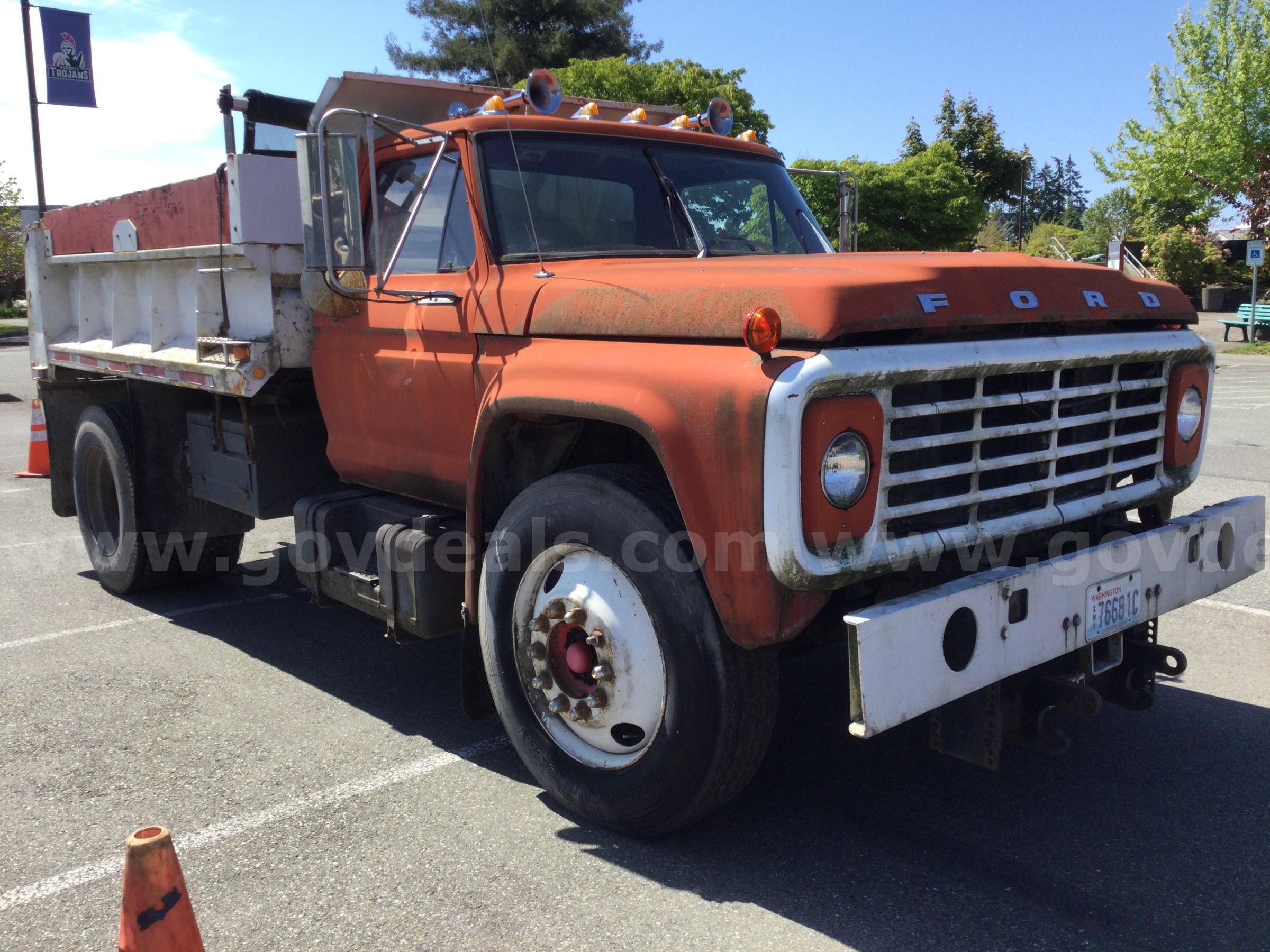 1976 Ford F750 Dump Truck & Boss 10' Snowplow w/lights