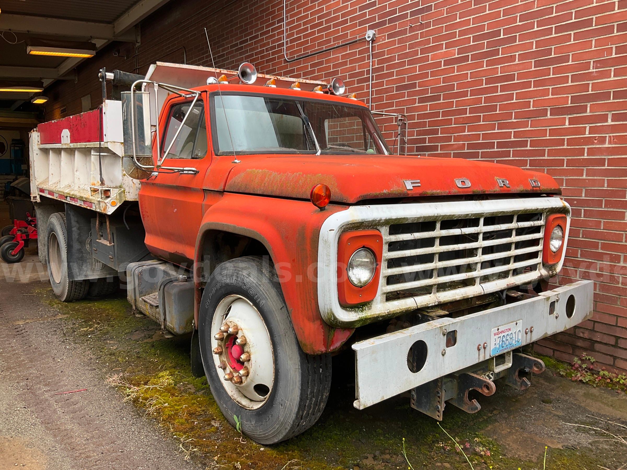1976 Ford F750 Dump Truck & Boss 10' Snowplow w/lights Ford F750 Government Surplus Auction - Photo #3