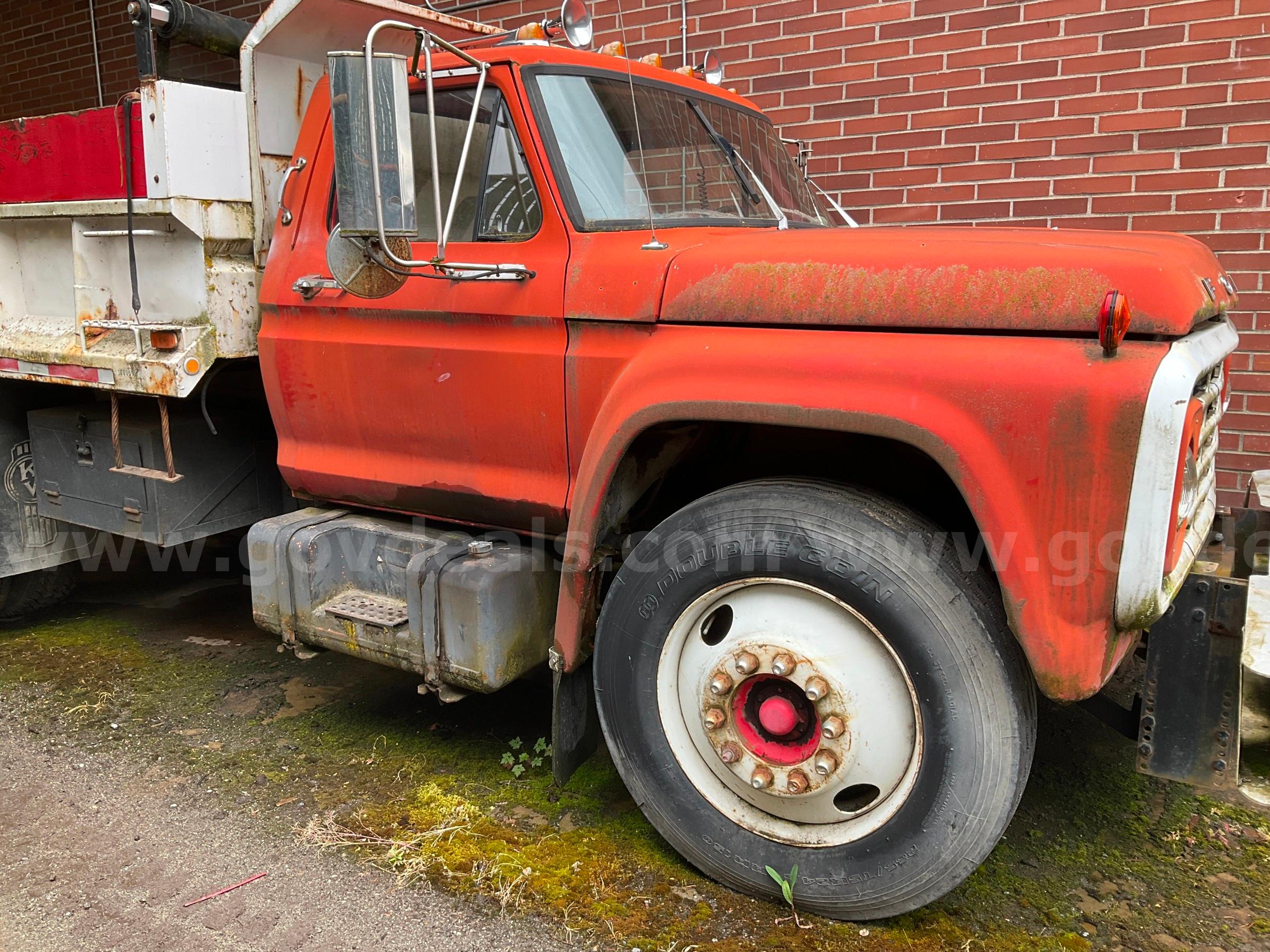 1976 Ford F750 Dump Truck & Boss 10' Snowplow w/lights Ford F750 Government Surplus Auction - Photo #5