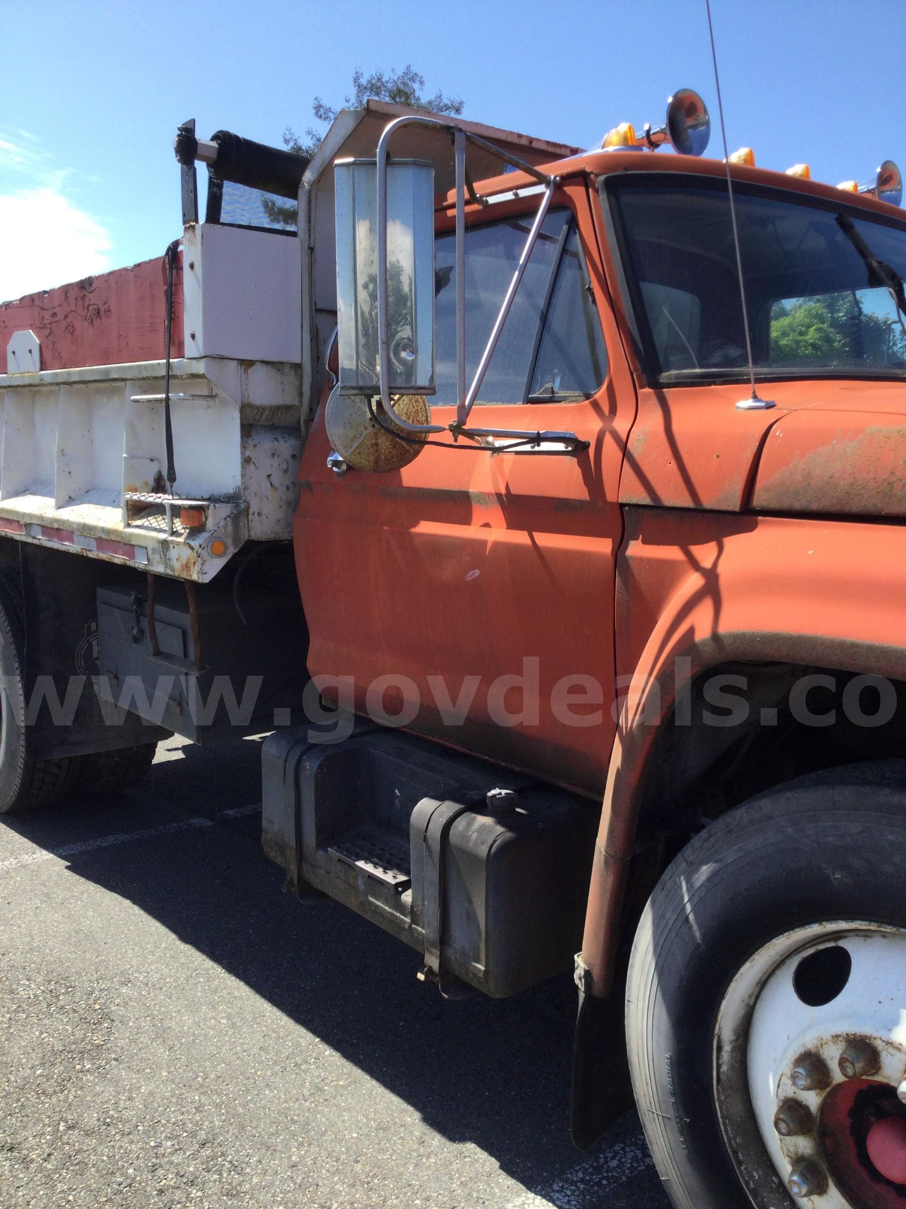 1976 Ford F750 Dump Truck & Boss 10' Snowplow w/lights Ford F750 Government Surplus Auction - Photo #6