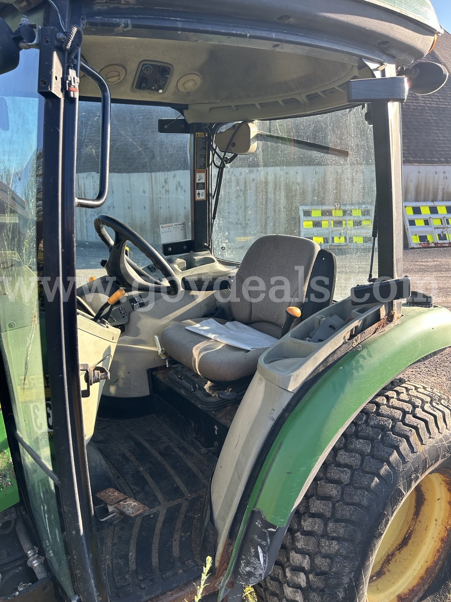 2010 John Deere 3520 Tractor John Deere 3520 Government Surplus Auction - Photo #5
