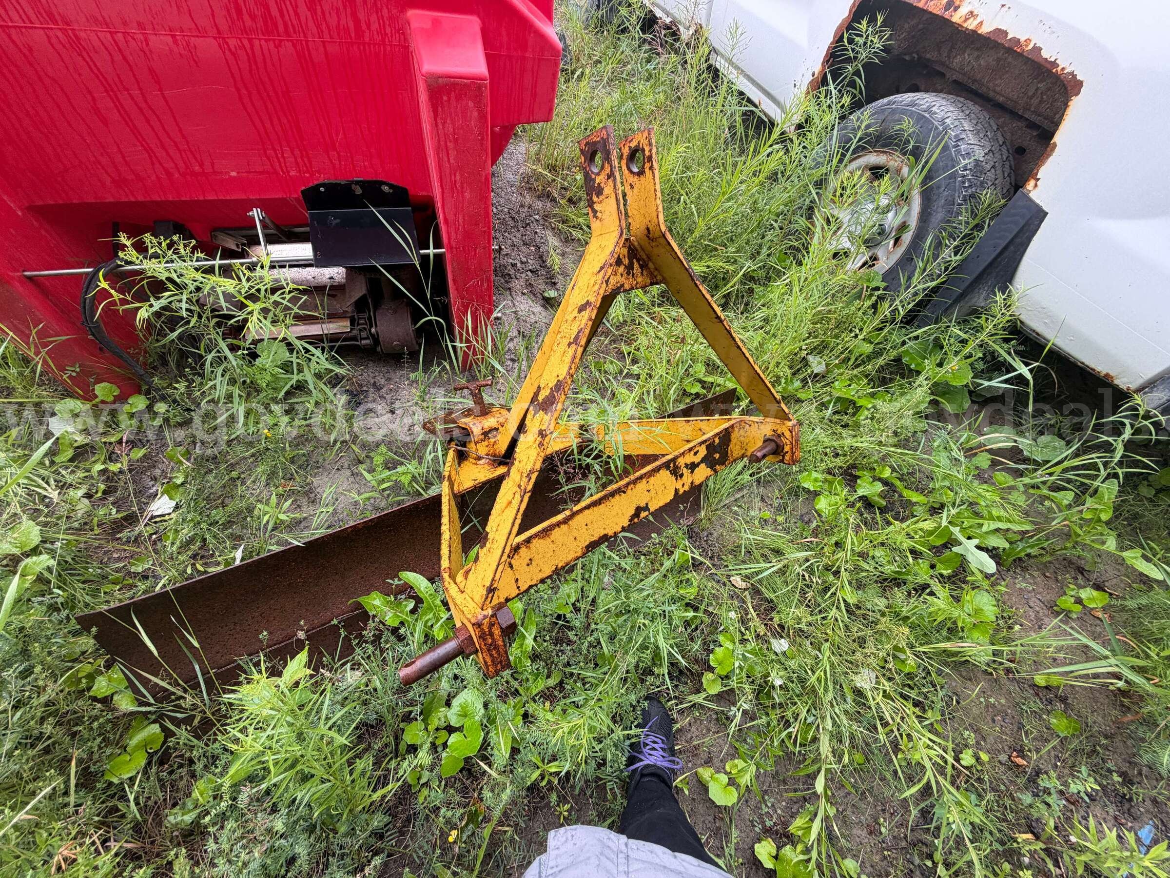 3 Point Hitch Scraper Blade (5 Ft)   Government Surplus Auction - Photo #2