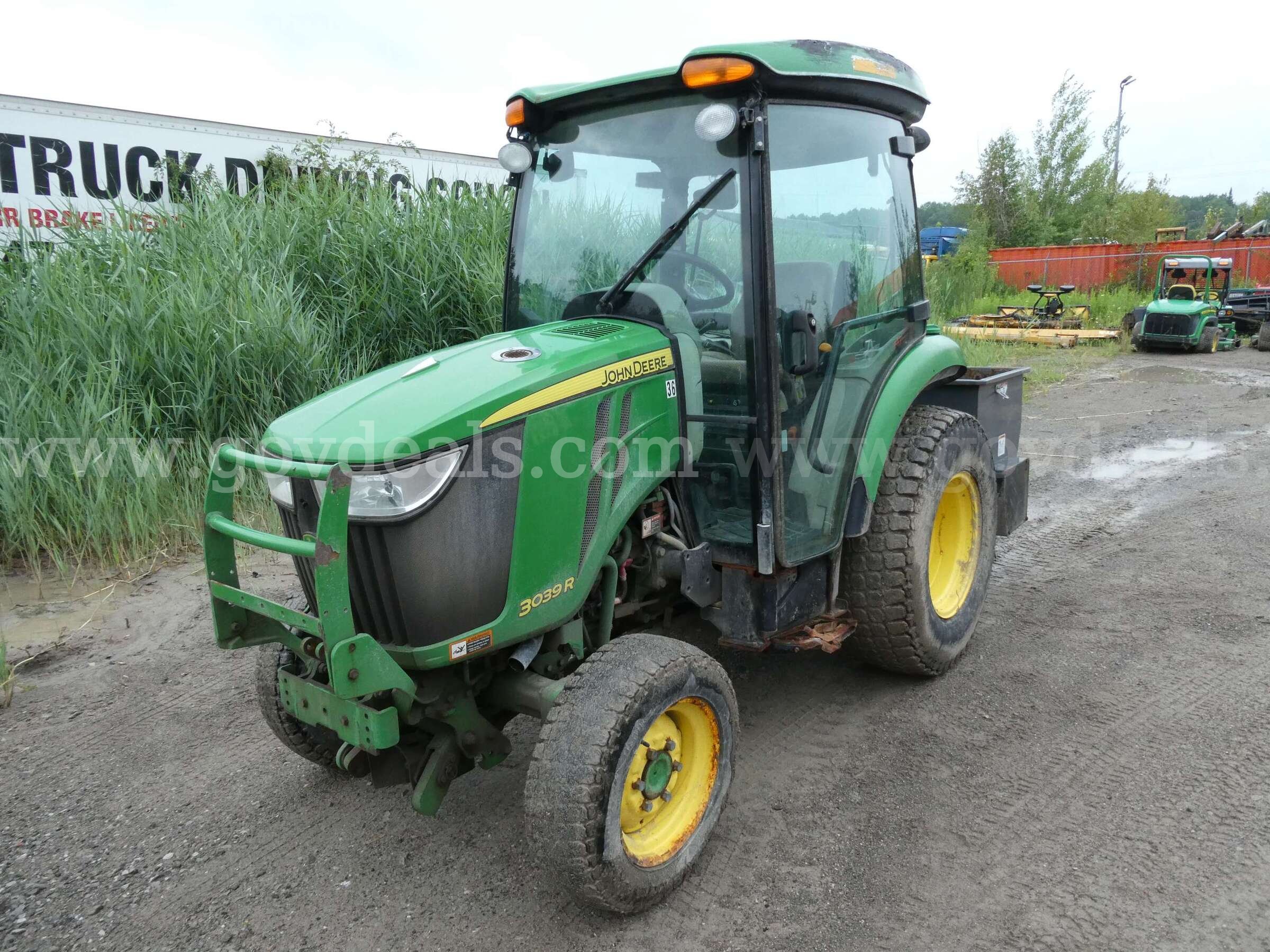 2014 John Deere 3039 R Tractor w/ Hopper/Spreader