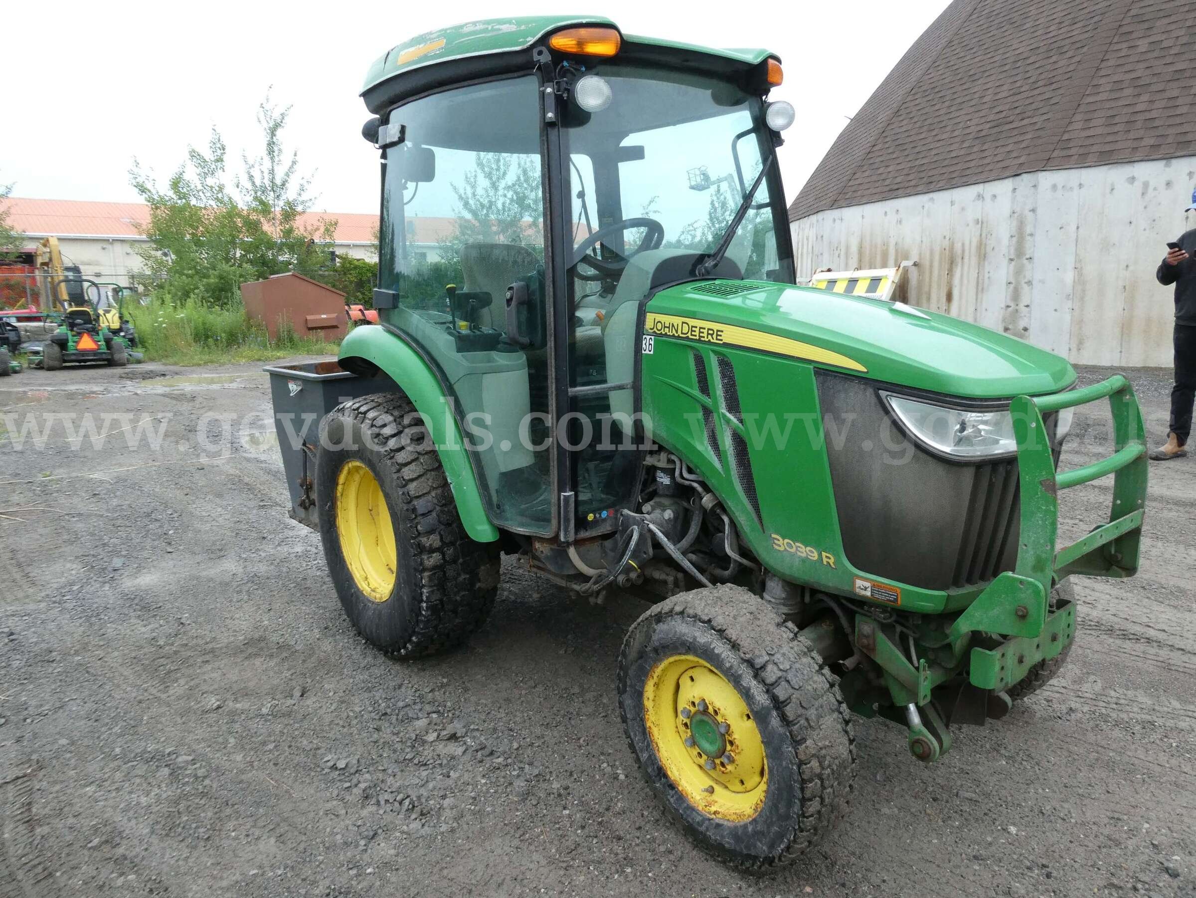 2014 John Deere 3039 R Tractor w/ Hopper/Spreader John Deere 3039 Government Surplus Auction - Photo #2