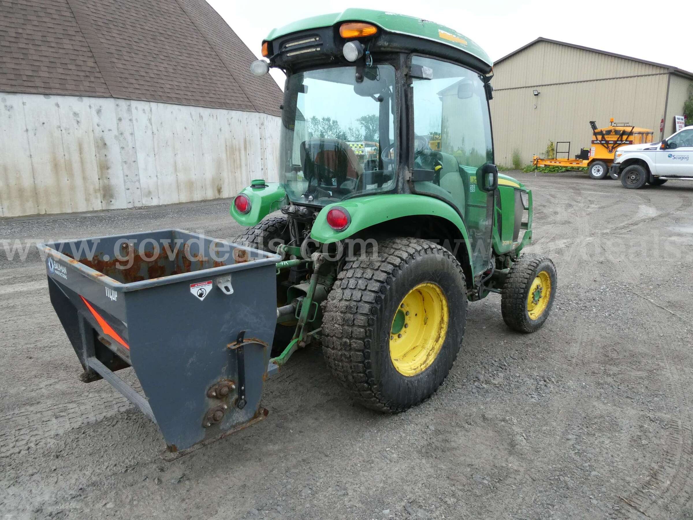 2014 John Deere 3039 R Tractor w/ Hopper/Spreader John Deere 3039 Government Surplus Auction - Photo #3