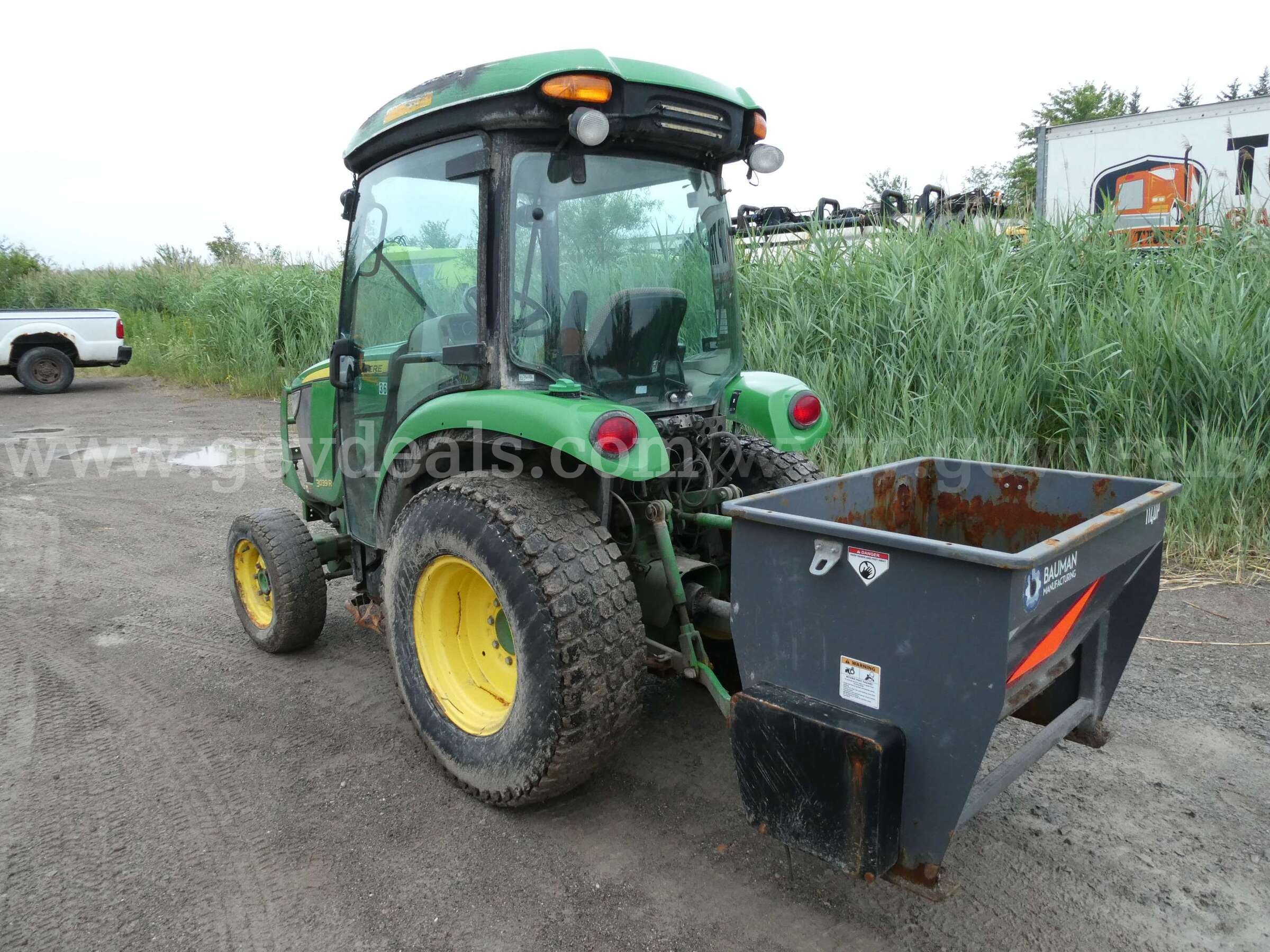 2014 John Deere 3039 R Tractor w/ Hopper/Spreader John Deere 3039 Government Surplus Auction - Photo #4