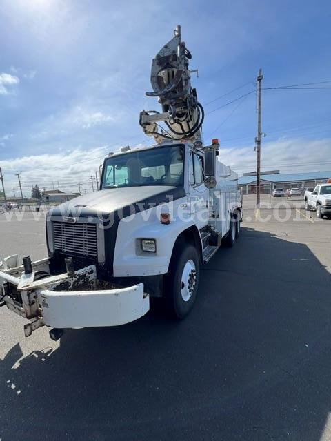 1999 Freightliner FL80 Altec D2050TC Digger Derrick Freightliner D2050TC Government Surplus Auction - Photo #3