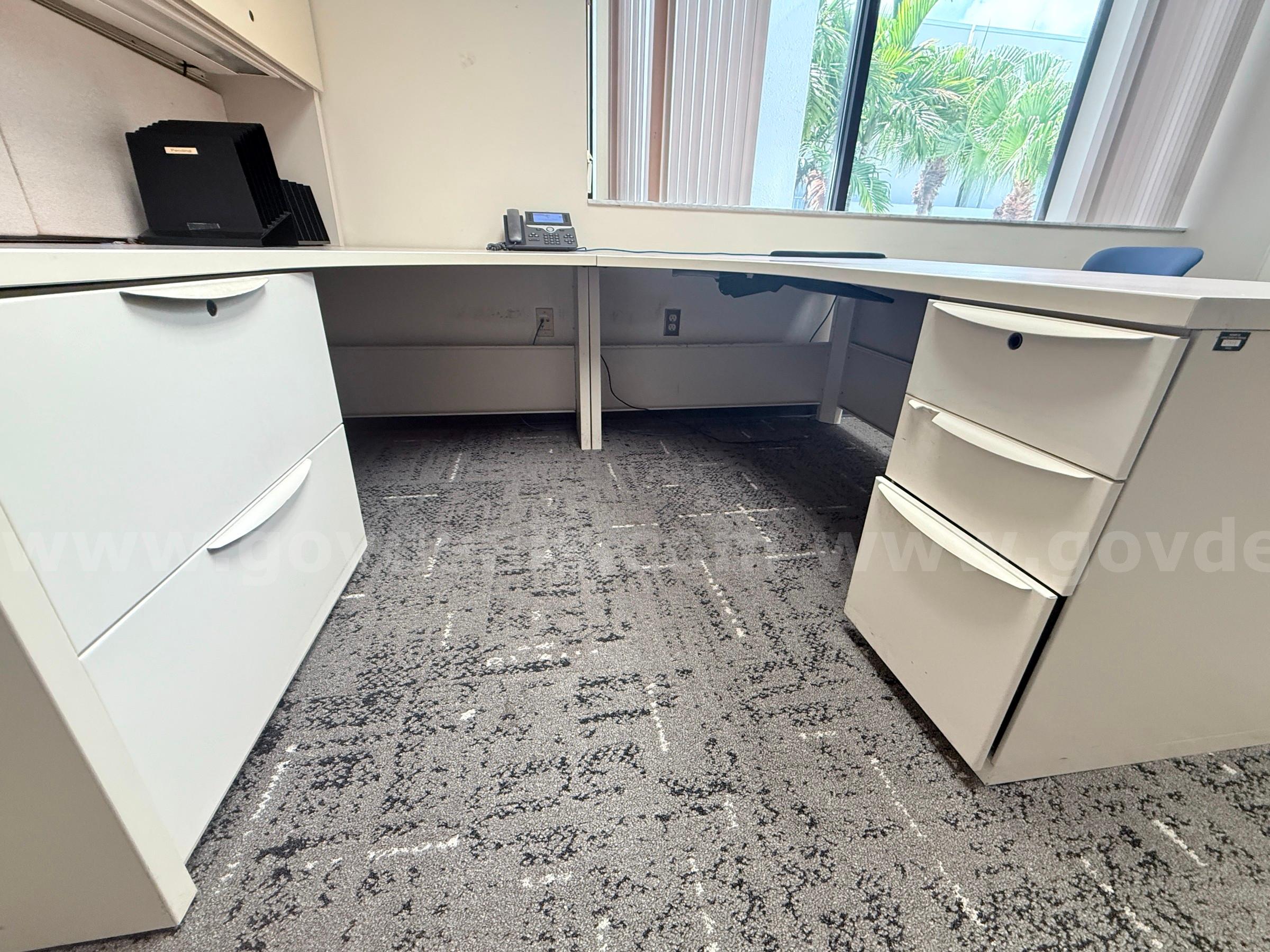 U-Shaped Executive Workstation Desk with Overhead Storage and Pedestals   Government Surplus Auction - Photo #4