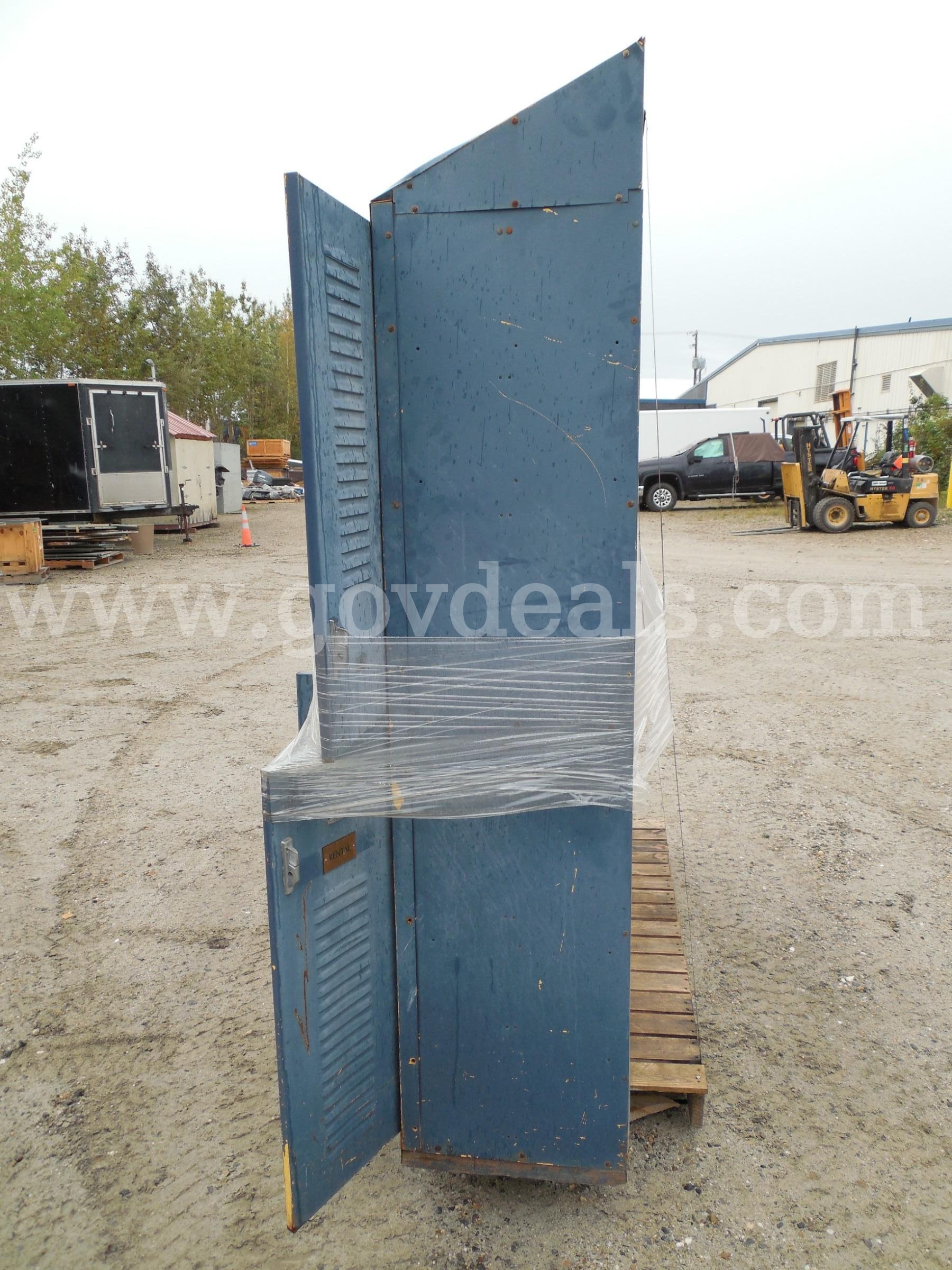 Dual tiered five wide locker assembly   Government Surplus Auction - Photo #4