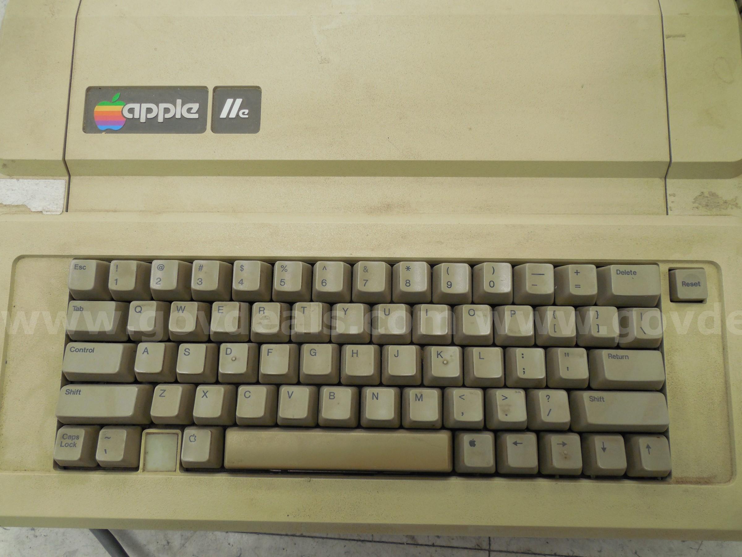 Apple lle with two attached floppy drives Apple  Government Surplus Auction - Photo #5