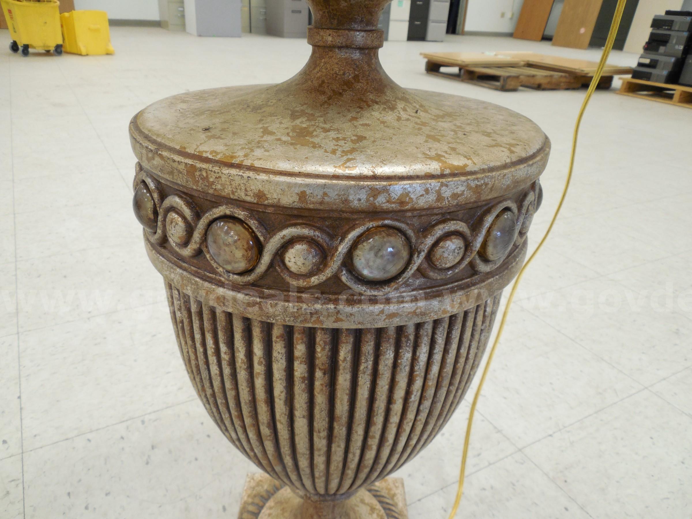 Fine art lamp   Government Surplus Auction - Photo #3