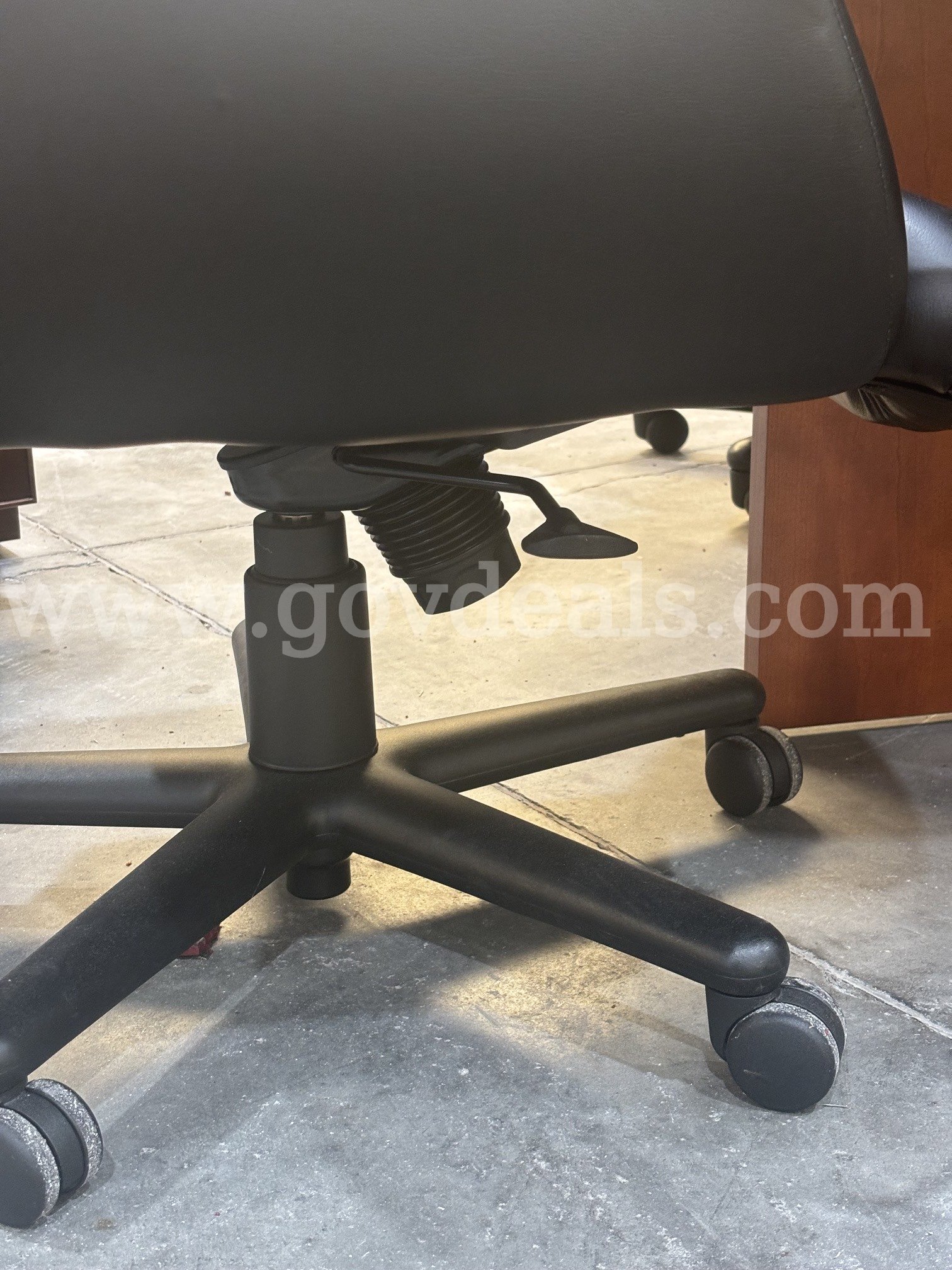 Round Cherry Office Table + Three Rolling Executive Chairs   Government Surplus Auction - Photo #5