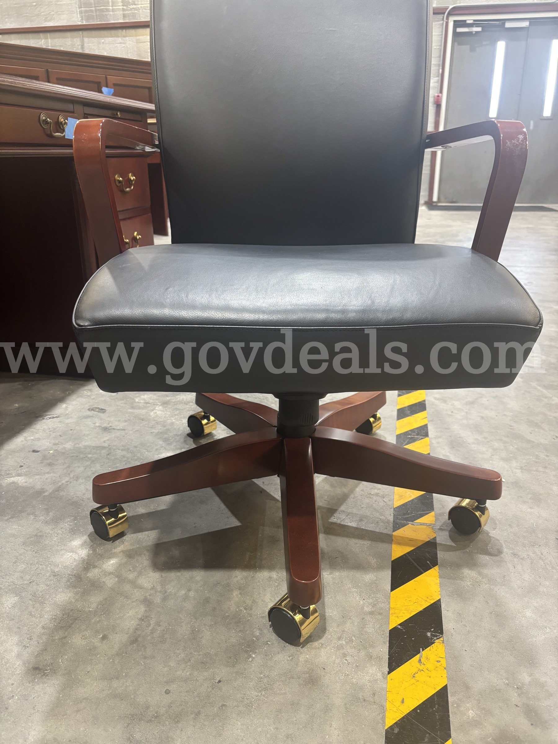 Cherry Wood Executive Office Desk & Chair   Government Surplus Auction - Photo #4