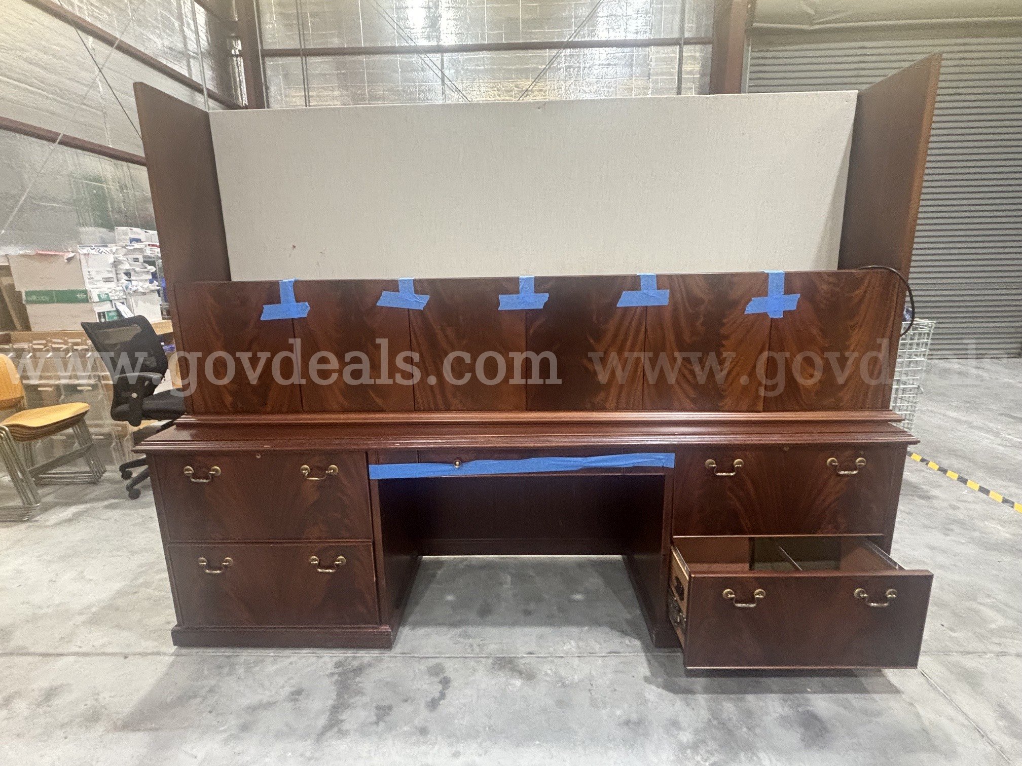 Large Executive Desk with Hutch   Government Surplus Auction - Photo #2
