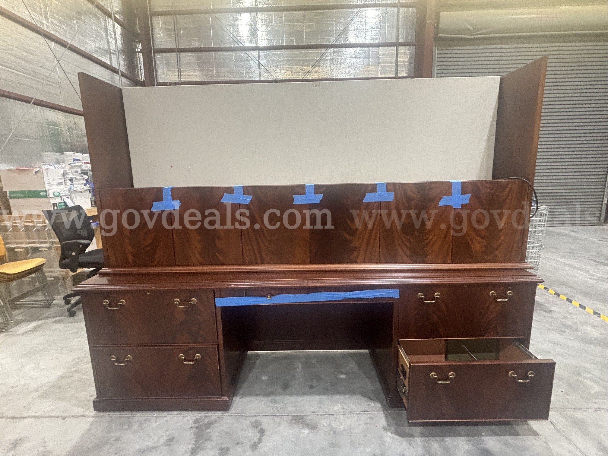 Large Executive Desk with Hutch   Government Surplus Auction - Photo #4