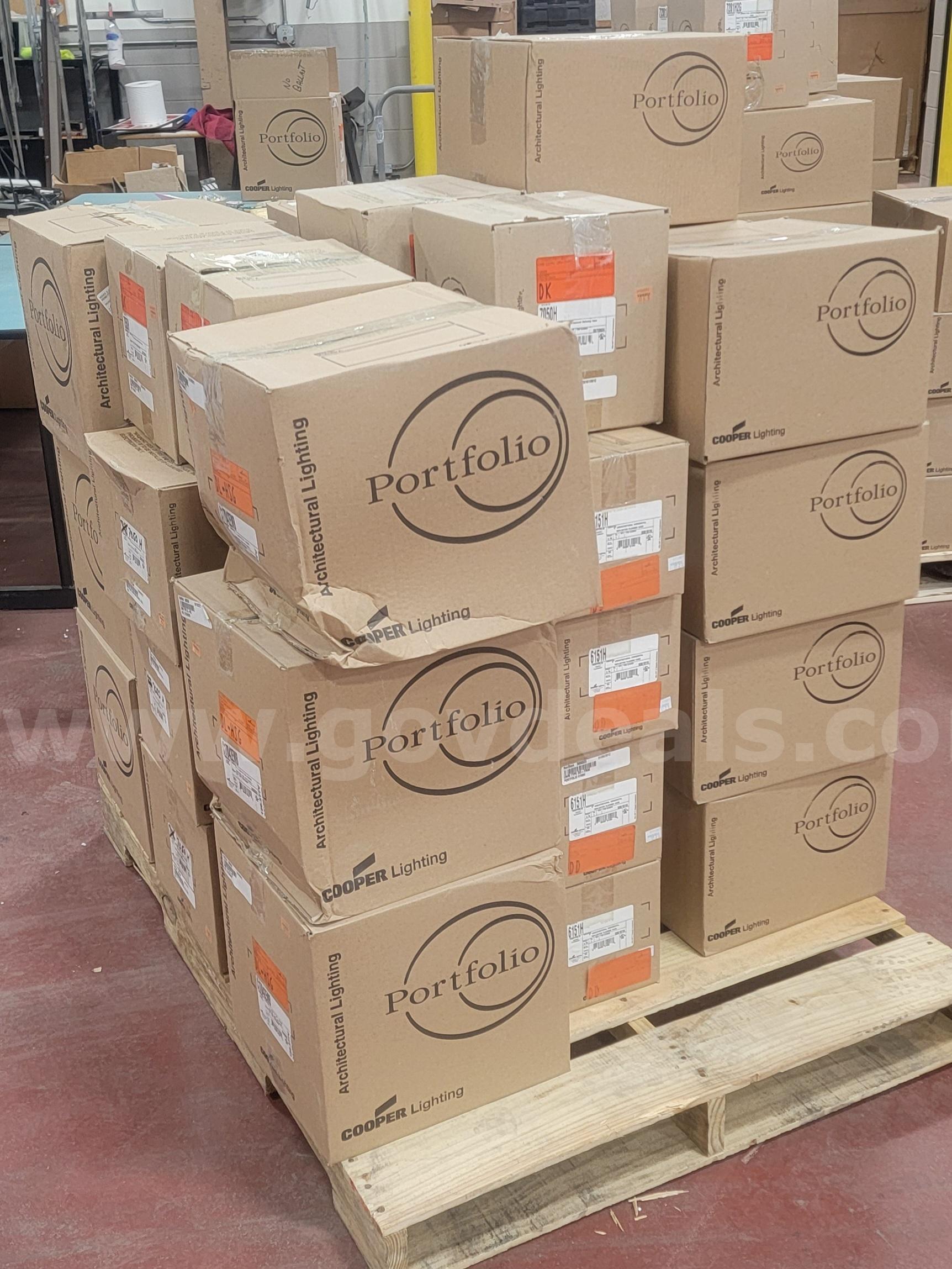 2 Pallets of Various Lighting   Government Surplus Auction - Photo #2