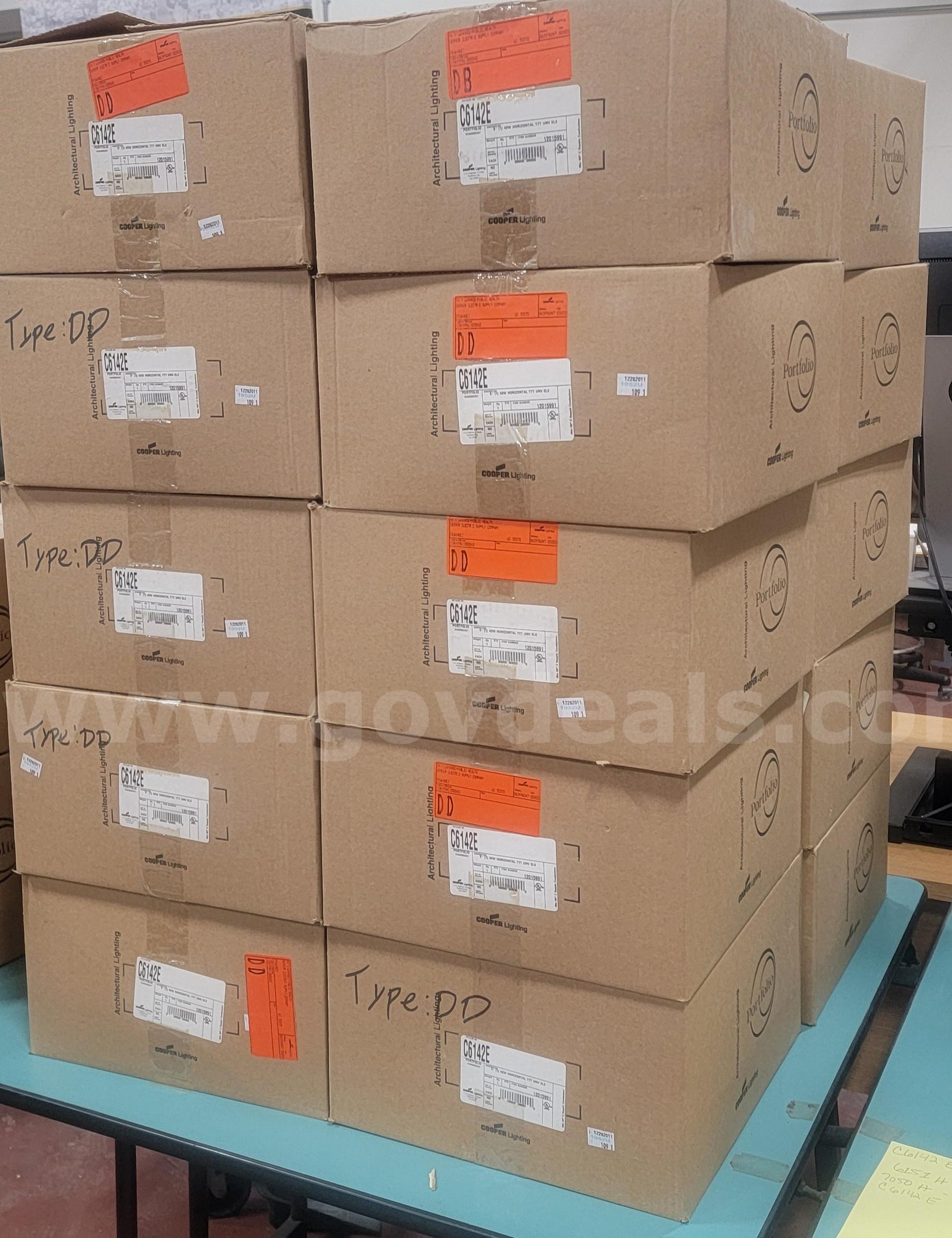 2 Pallets of Various Lighting   Government Surplus Auction - Photo #6