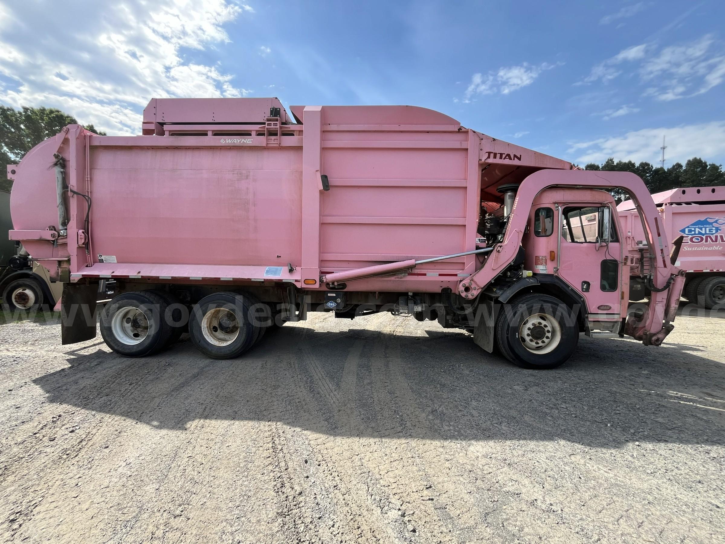 2016 Peterbilt 320 CNG Front Load Truck With Wayne Titan 40yd Body Peterbilt 320 Government Surplus Auction - Photo #4