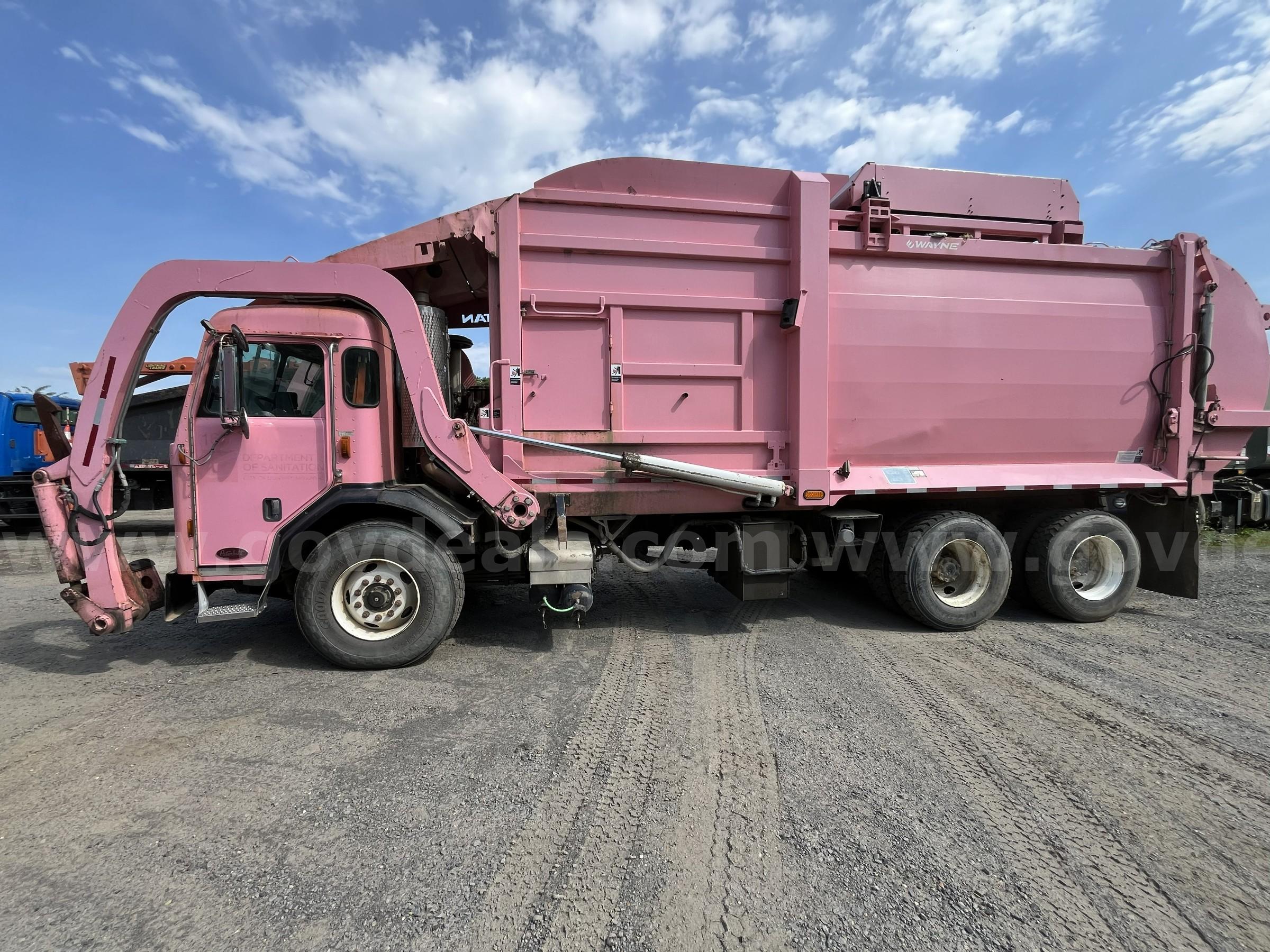 2016 Peterbilt 320 CNG Front Load Truck With Wayne Titan 40yd Body Peterbilt 320 Government Surplus Auction - Photo #5