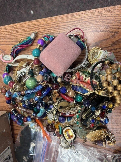 Lot Costume Jewelry 7.5pds   Government Surplus Auction - Photo #3