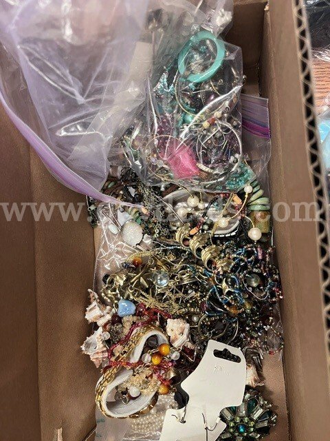 Lot Costume Jewelry 7.5pds   Government Surplus Auction - Photo #4