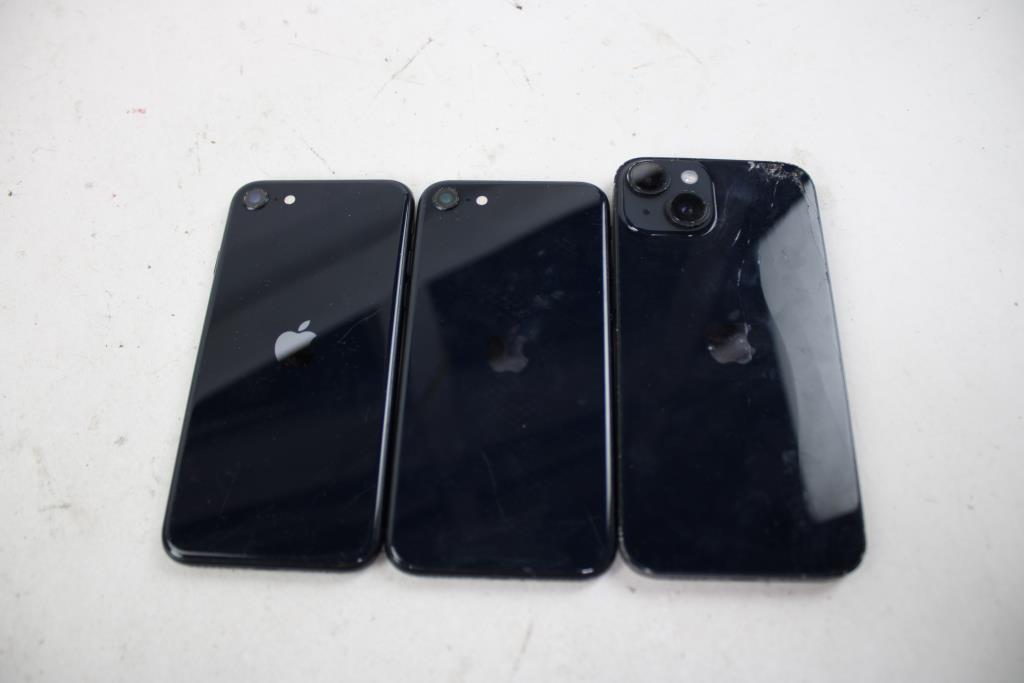 Apple IPhone Lot, 3 Pieces  Sold For Parts Apple IPhone Government Surplus Auction - Photo #2