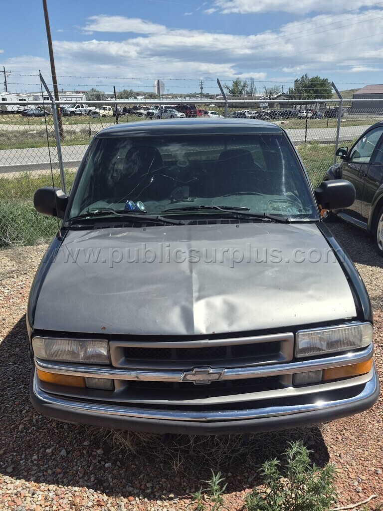 Green 2002 Chevy S-10 Chevrolet  Government Surplus Auction - Photo #2