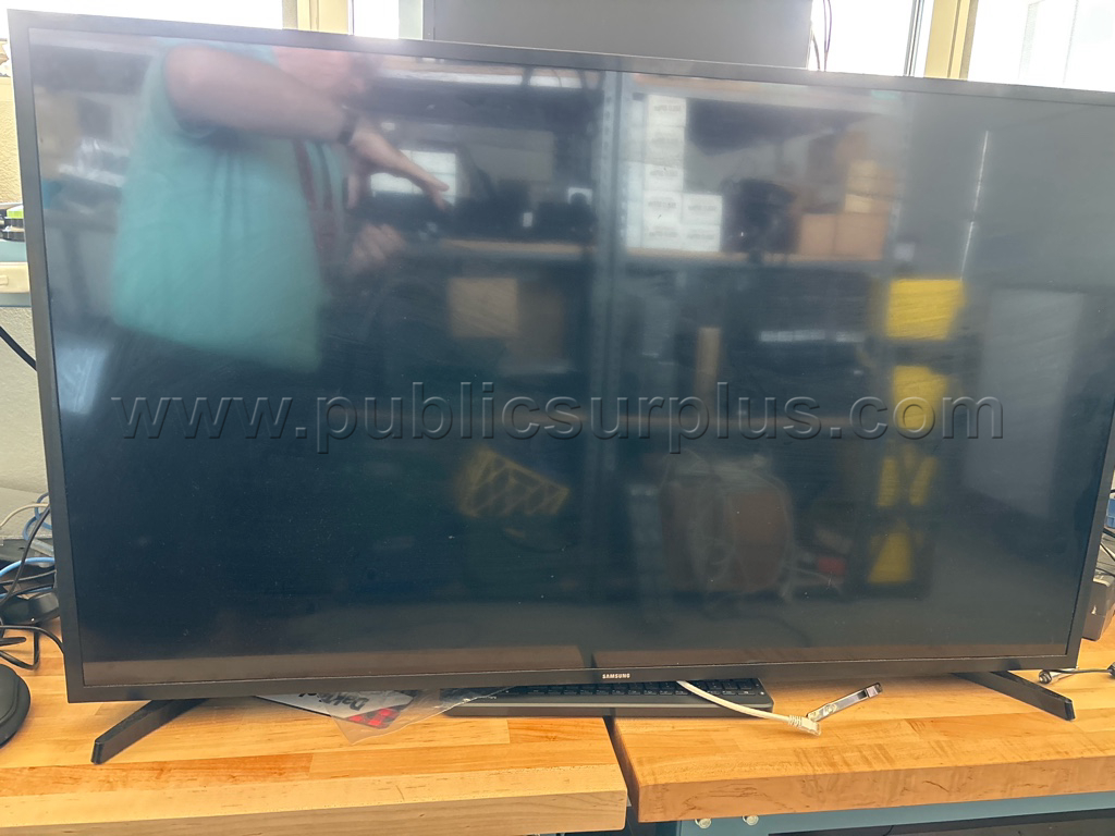 Samsung BE49R - 49" Business Display / Commercial Signage Samsung  Government Surplus Auction - Photo #2