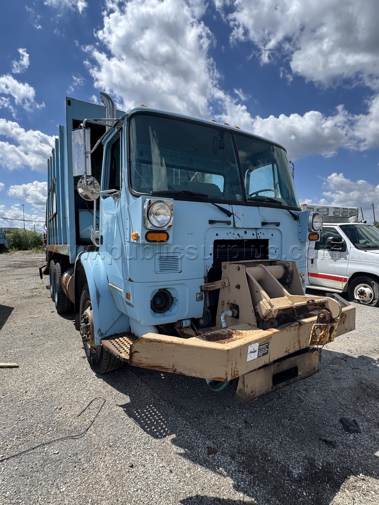 2001 VOLVO EXPEDITOR GARBAGE TRUCK