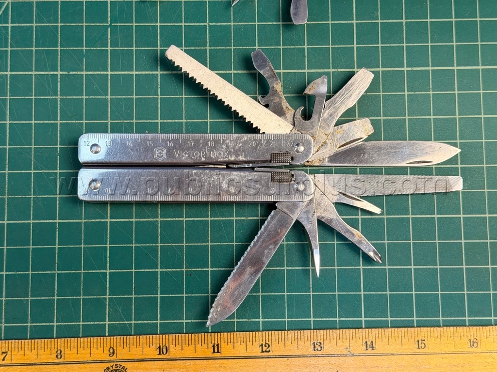 Victorinox Swiss Army Knives & Multi-Tools - Shipping $12.00   Government Surplus Auction - Photo #4