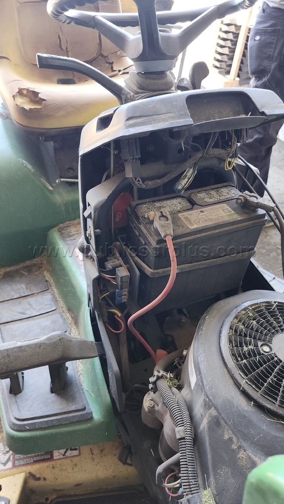 John Deere 325 Riding Mower John Deere 325 Government Surplus Auction - Photo #5