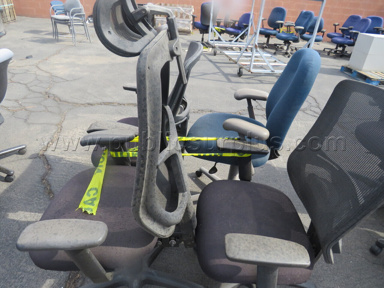 Lot of 4 Chairs   Government Surplus Auction - Photo #2