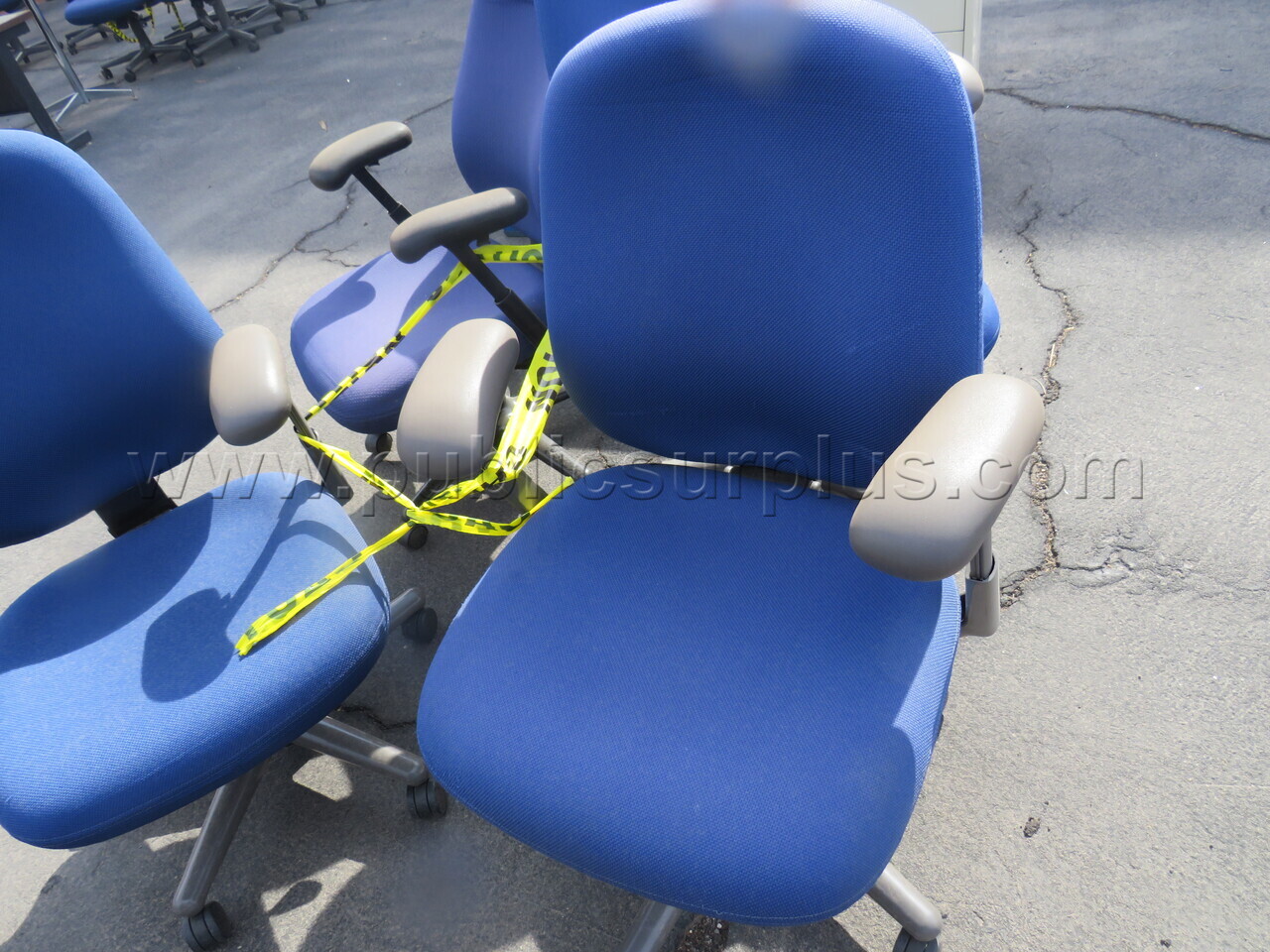 Lot of 4 Chairs   Government Surplus Auction - Photo #2
