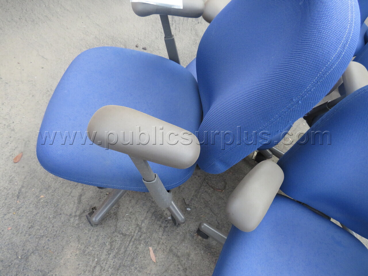 Lot of 4 Rolling Chairs   Government Surplus Auction - Photo #4