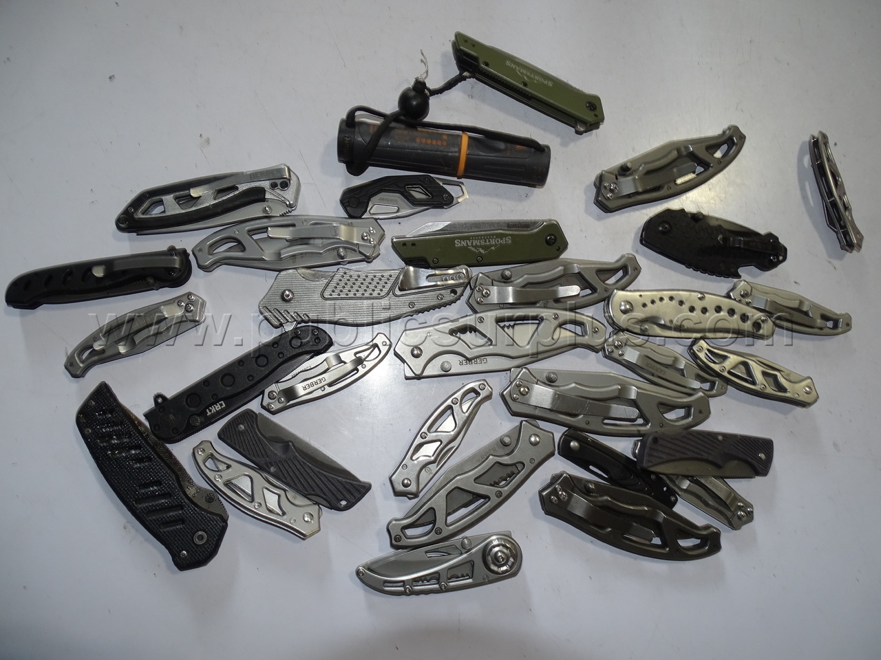 Folding Knives - Shipping Fee $20   Government Surplus Auction - Primary Photo