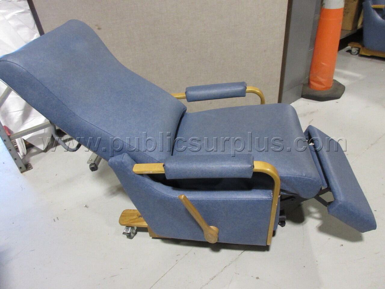 Hospital Recliner   Government Surplus Auction - Photo #2