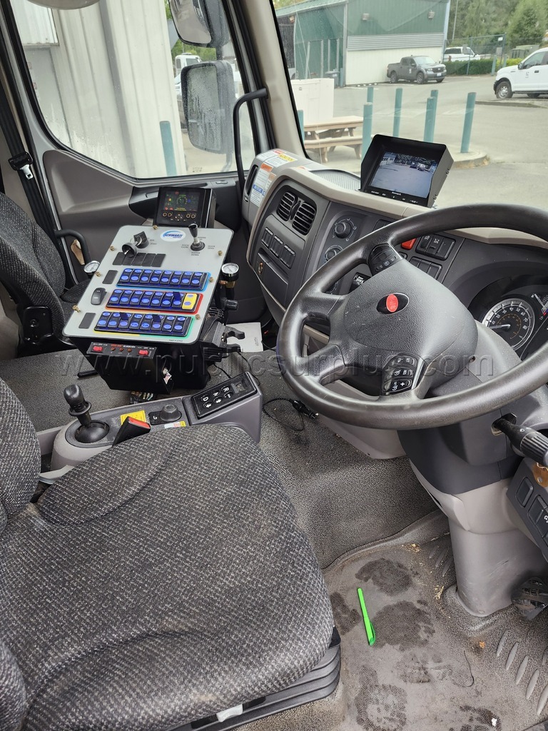 2018 peterbilt / schwarze a7 street sweeper Peterbilt  Government Surplus Auction - Photo #6